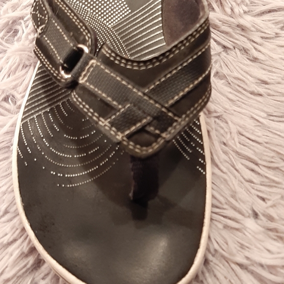 Clarks® Cloudsteppers Women's Flip Flop Sandals Black Size 7 - Picture 3 of 10